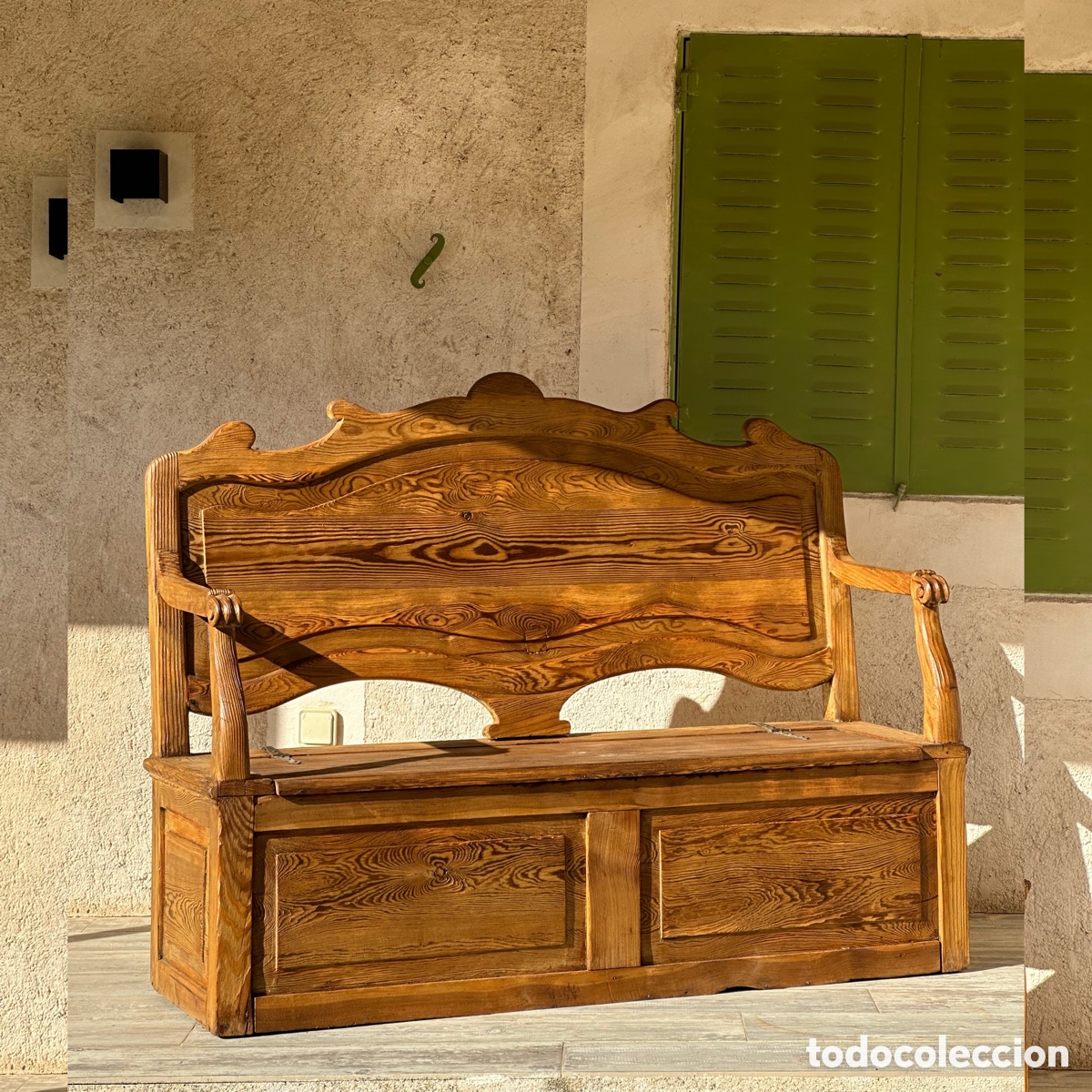 Antig&uuml;edades: Banco espa&ntilde;ol con caj&oacute;n, madera de pino, s.XX. Esca&ntilde;o sof&aacute; ba&uacute;l arca forja.