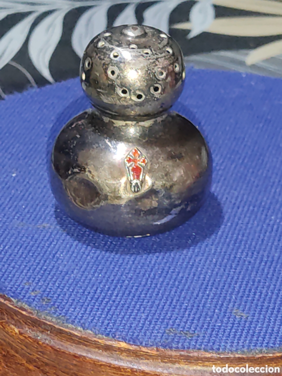 Antig&uuml;edades: Antiguo Salero en forma de calabaza de plata con cruz esmaltada.