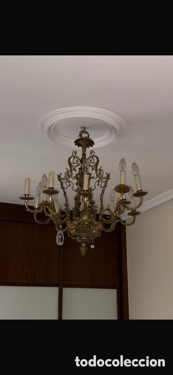 Antig&uuml;edades: L&aacute;mpara de ara&ntilde;a De bronce de estilo cl&aacute;sico con detalles labrados y brazos con bombillas tipo