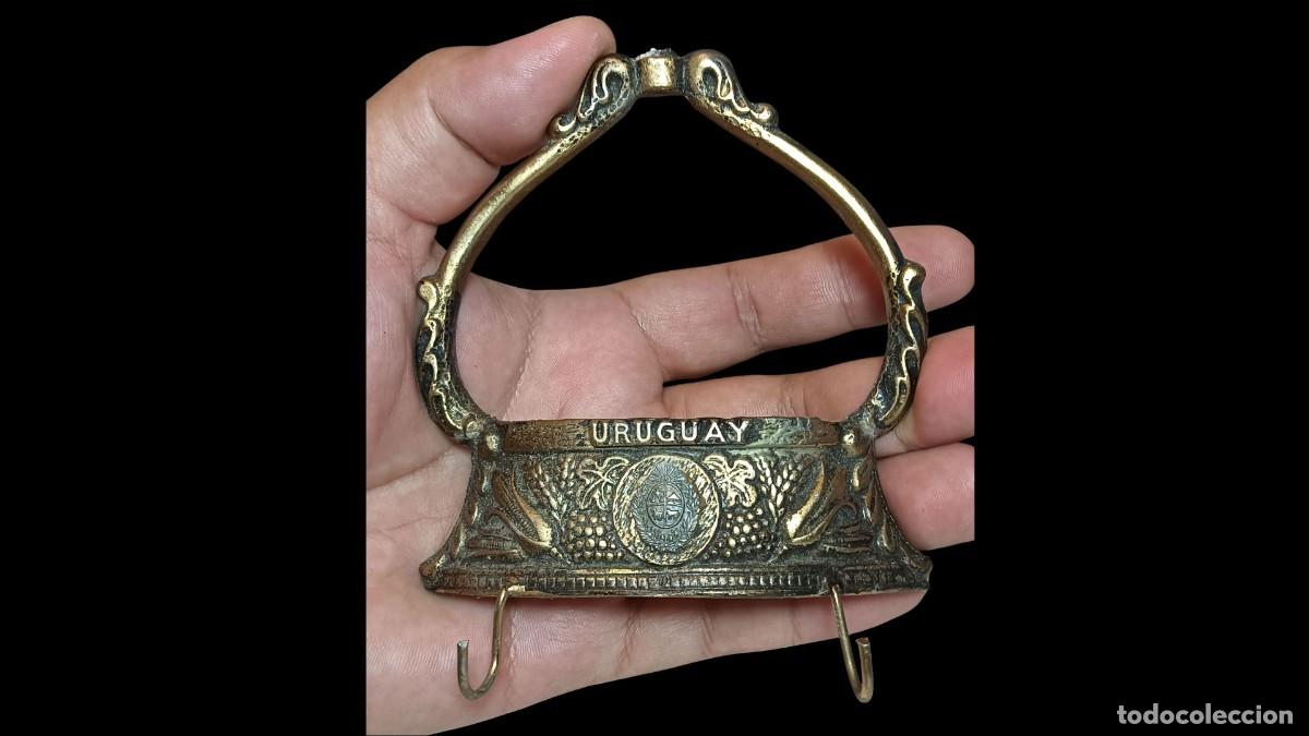 Antig&uuml;edades: colgador de llaves en forma de estribo antiguo de bronce tipo campana, Antiguo
