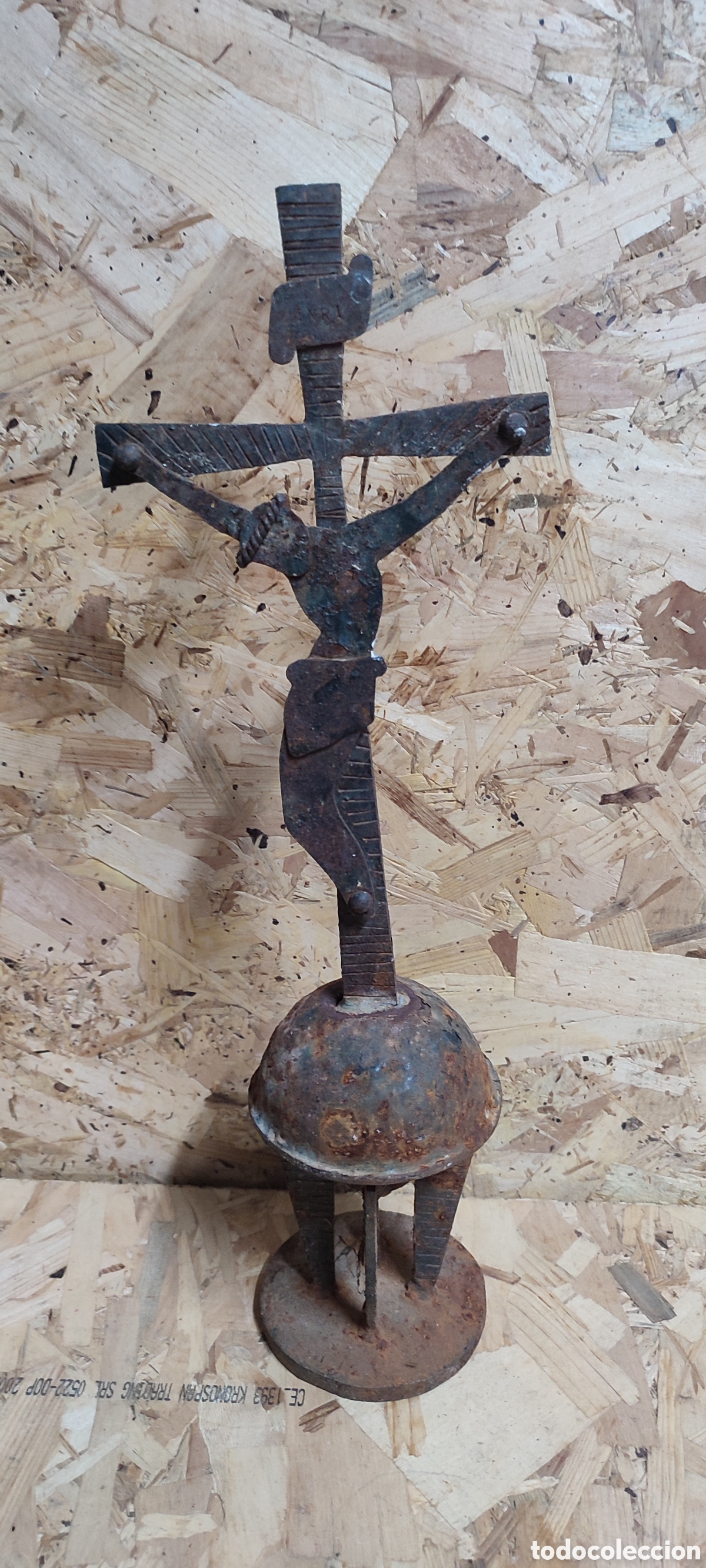 Antig&uuml;edades: Antiguo crucifijo de altar de hierro forjado para limpiar y restaurar.
