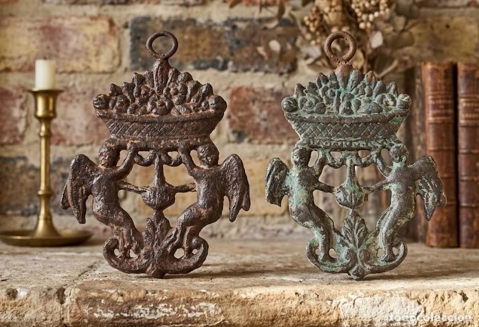 Antig&uuml;edades: Pareja de remates ornamentales con querubines - Foto 1