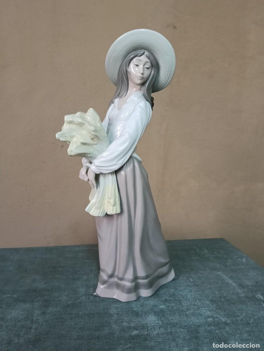 Antig&uuml;edades: Figura de porcelana de Nao by Lladro - &rdquo;Espigadora&rdquo; o &rdquo;Mujer con trigo&rdquo;