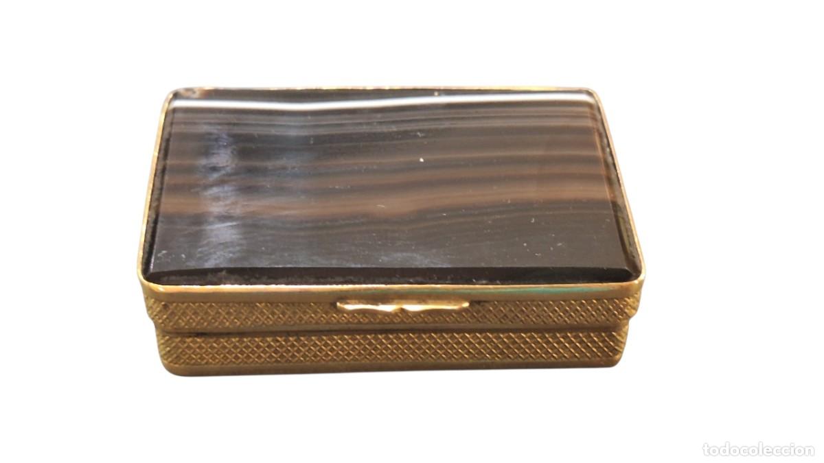 Antig&uuml;edades: Caja. &Aacute;gata y lat&oacute;n. Francia. Siglo XIX-XX. 5,8 x 4,2 x 1,5 cm.