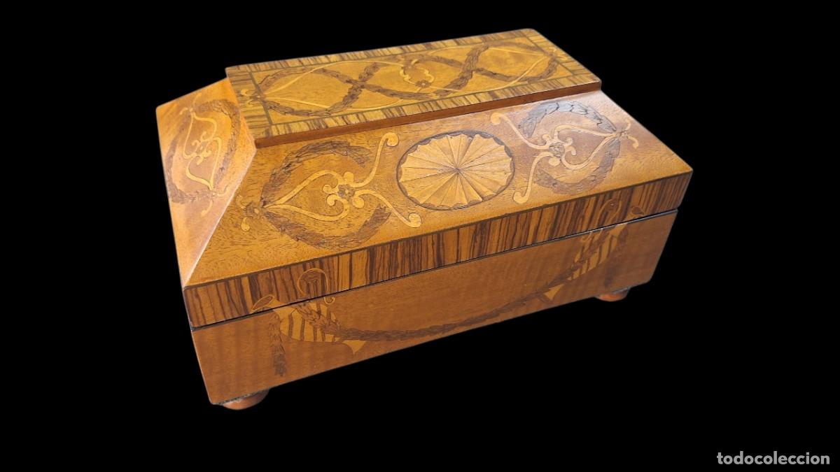 Antig&uuml;edades: Caja marqueter&iacute;a. Arce y frutales. Inglaterra. &Eacute;poca Victoriana. Finales Siglo XIX. 15 x 29 x 17 cm.