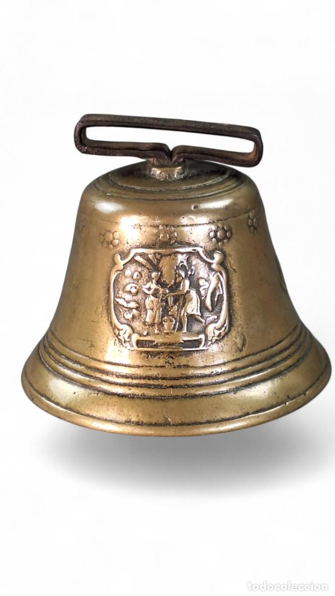 Antig&uuml;edades: Campana cencerro. bronce y hierro. Suiza. Siglo XIX. 13 x 15 cm.