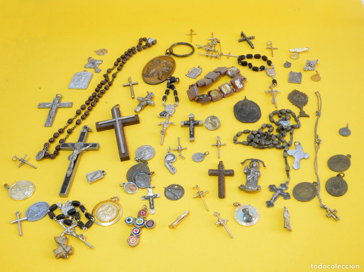 Antig&uuml;edades: GRAN LOTE DE CRUCES, MEDALLAS Y OTROS ART&Iacute;CULOS RELIGIOSOS