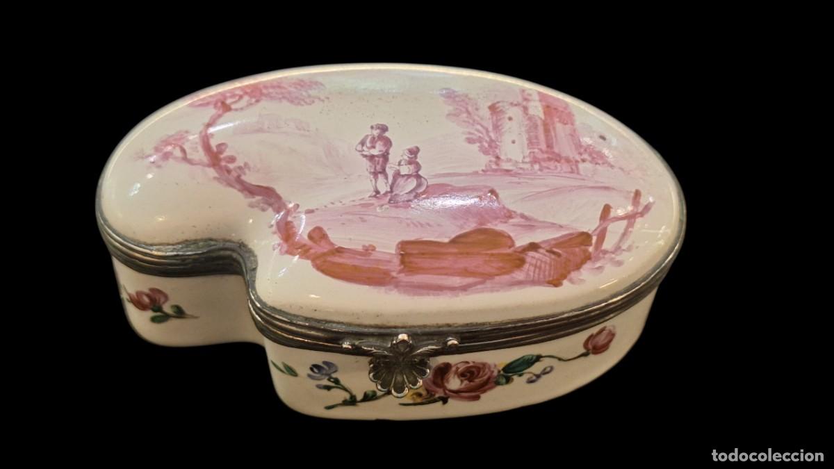 Antig&uuml;edades: Caja. porcelana policromada. Montura metal. Alemania. Siglo XVIII - XIX. 3,8 x 97,7 x 7 cm.