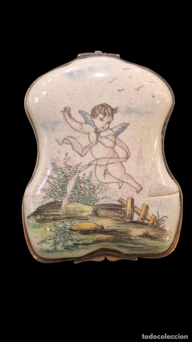 Antig&uuml;edades: Caja. Porcelana, policromada. Firmada. Francia. Siglo XVIII -XIX. 3,8 x 9,7 x 7 cm.