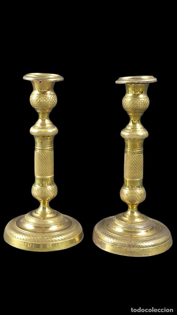 Antig&uuml;edades: Pareja candeleros. Bronce. &Eacute;poca Carlos X. Francia. Principios siglo XIX. 20,5 x 10,3 cm.