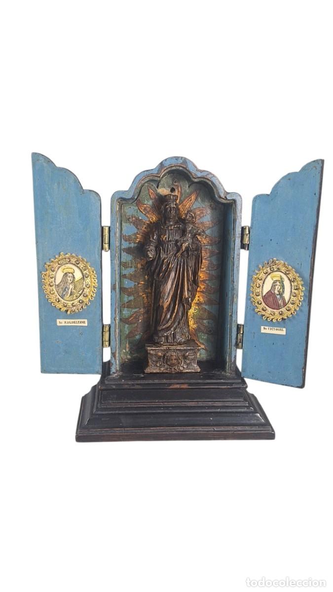 Antig&uuml;edades: Altar miniatura. Virgen con el Ni&ntilde;o. Roble. Franica. Siglo XVIII - XIX. 24 x 17,5 x 8,3 cm.