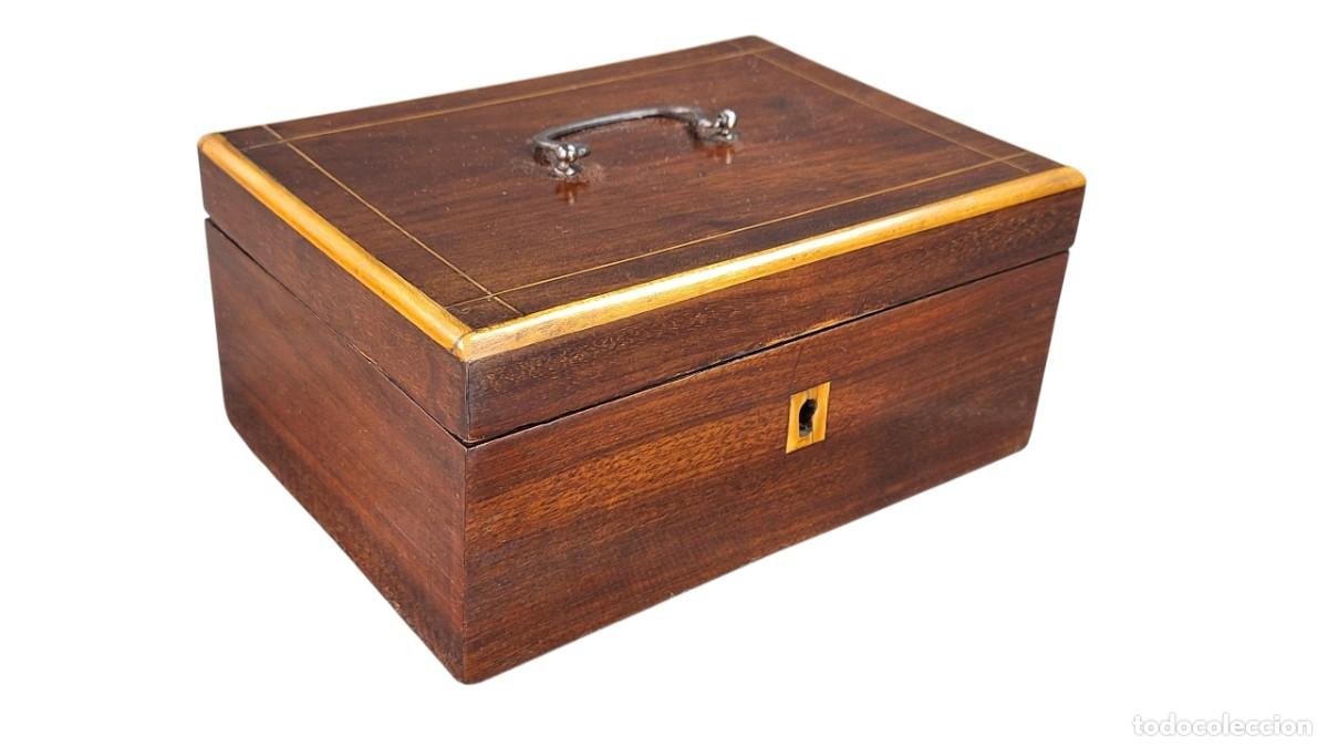Antig&uuml;edades: Caja. Madera caoba y frutal. &Eacute;poca vivtoriana. Inglaterra. Siglo XIX. 7,5 x 16 x 11,5 cm.