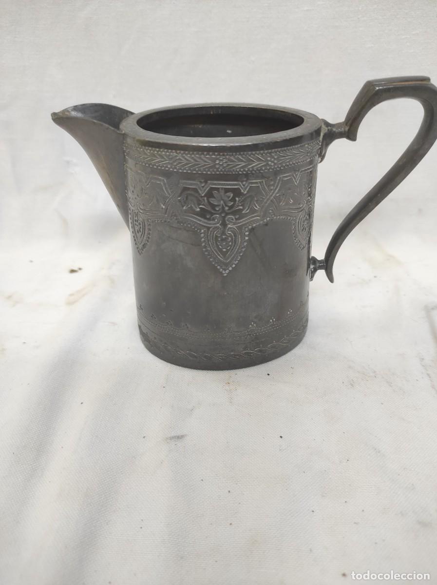 Antig&uuml;edades: Preciosa y antigua jarra de metal con decoraciones de esta&ntilde;o!