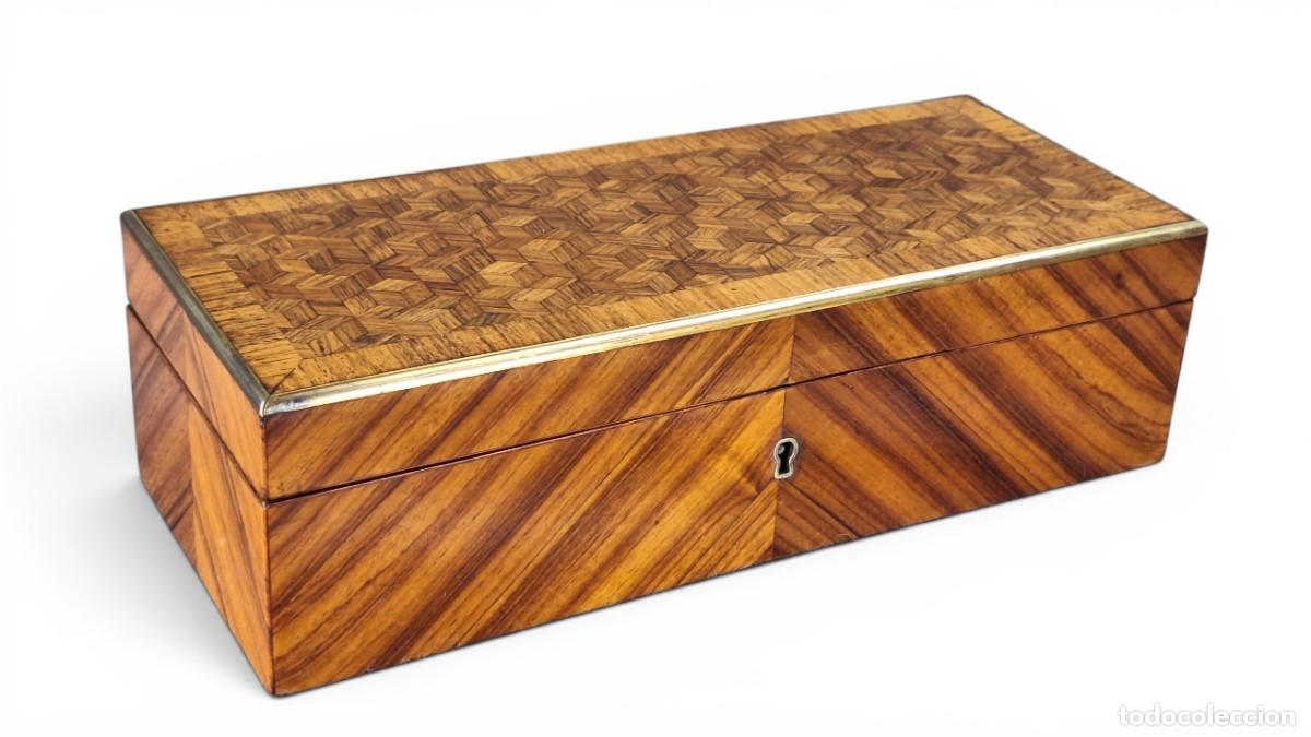 Antig&uuml;edades: Caja. Madera palorosa, palosanto. &Eacute;poca Napole&oacute;n III. Francia. Siglo XIX. 7 x 23,5 x 10 cm.