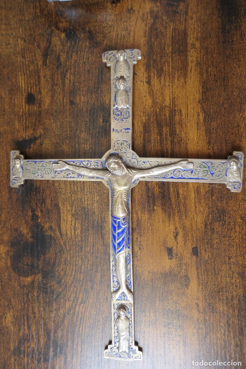 Antig&uuml;edades: reproducci&oacute;n crucifijo rom&aacute;nico medieval, en metal con acabados decorados esmalte-29cm x 22 cm