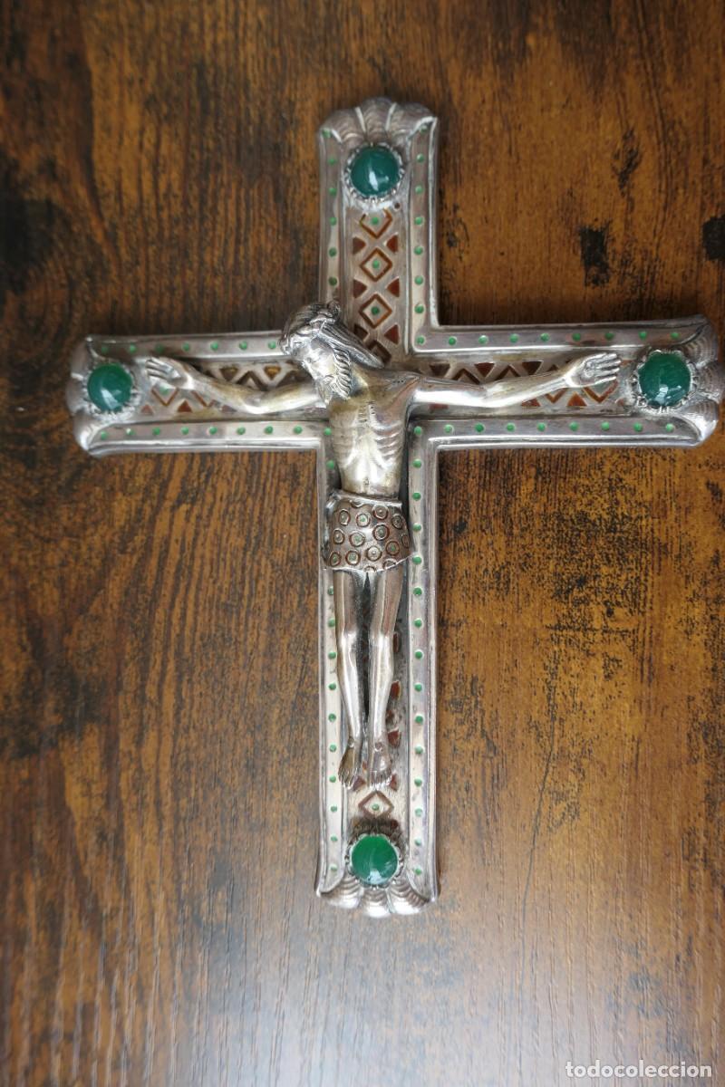 Antig&uuml;edades: crucifijo de plata de ley de la firma Armengol con esmalte y piedras verdes-S XX -16,5 x 13,2 cm