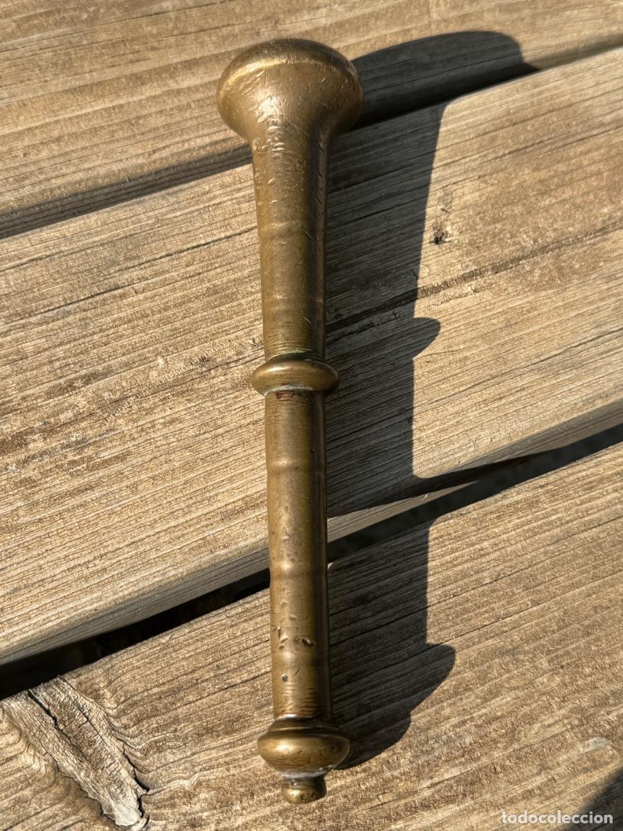 Antig&uuml;edades: Mano de mortero almirez bronce S.XVll-XVlll p&aacute;tina marr&oacute;n marcas de uso 21 cm
