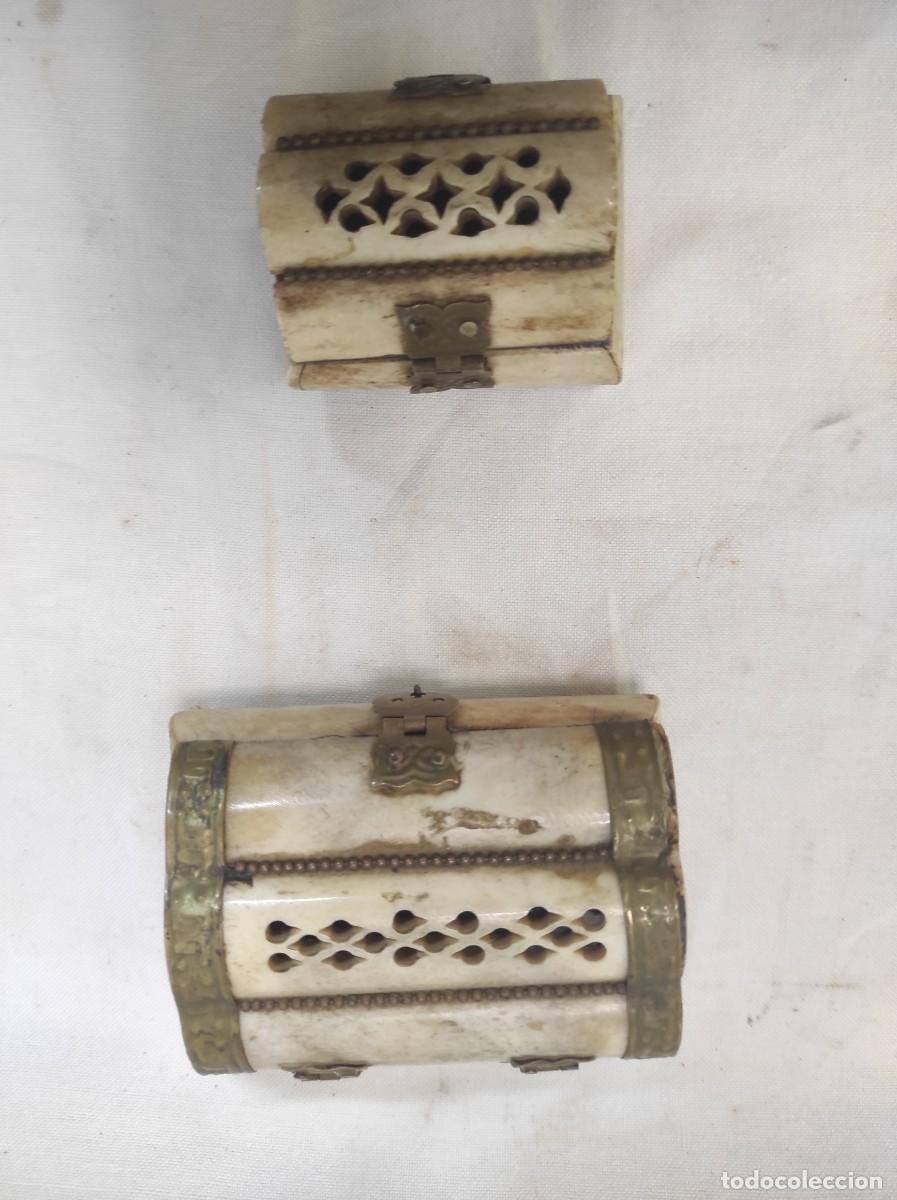 Antig&uuml;edades: Par de cajas de joyero antiguas de hueso con decoraci&oacute;n de lat&oacute;n!
