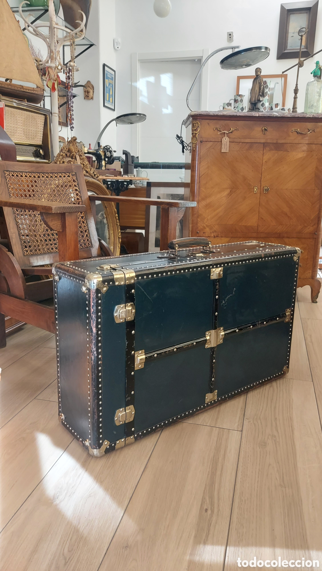 Antig&uuml;edades: Maleta ba&uacute;l de viaje circa 1920