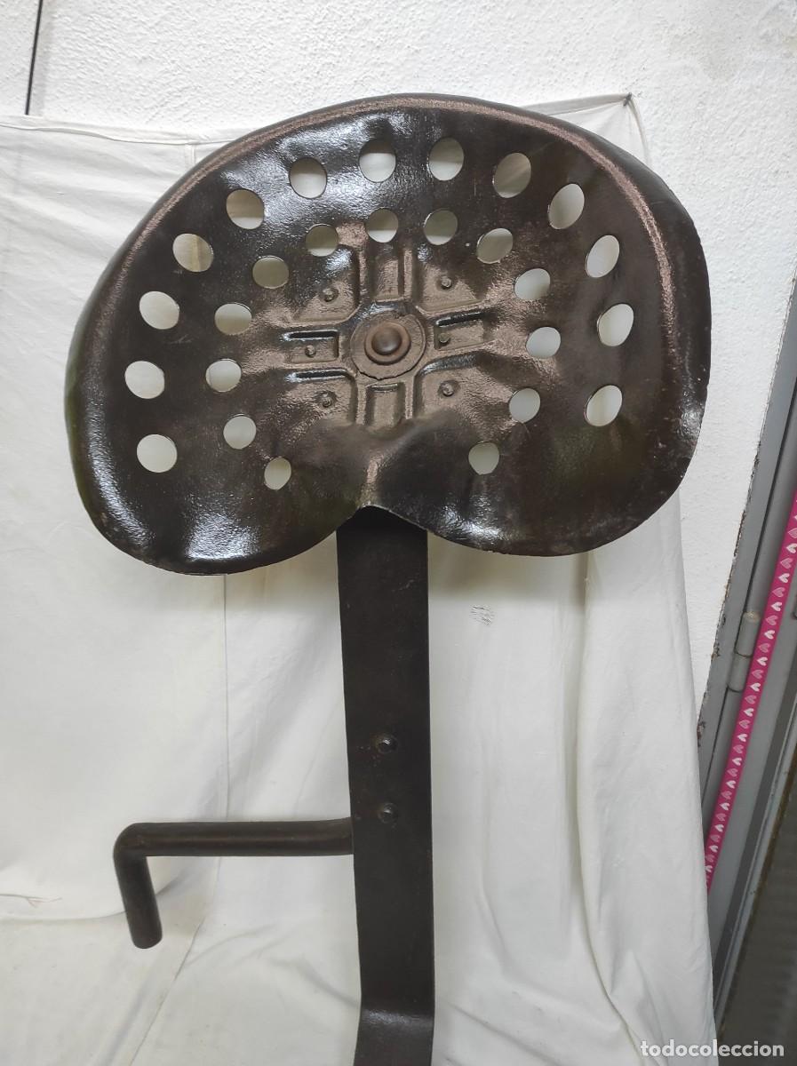 Antig&uuml;edades: Antiguo asiento de tractor de hierro, limpio y barnizado con su soporte de forja original!