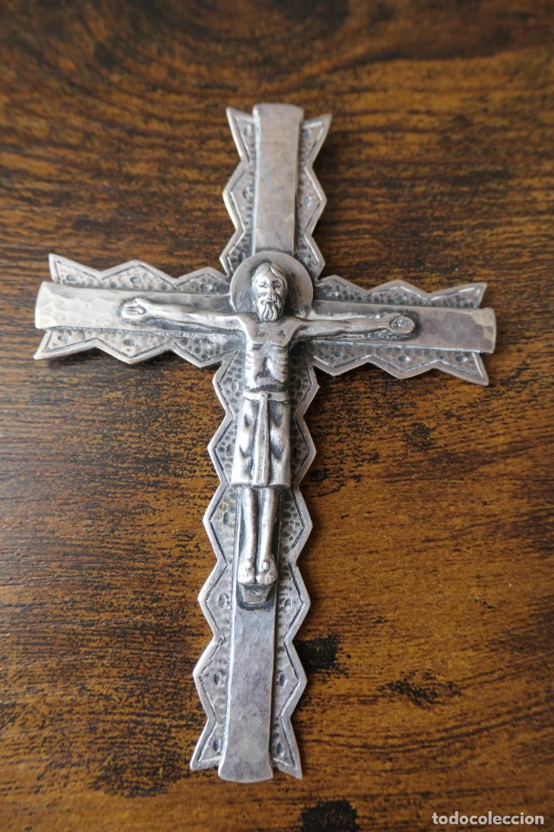 Antig&uuml;edades: crucifijo de plata de ley -S XX -11 x 7,5 cm