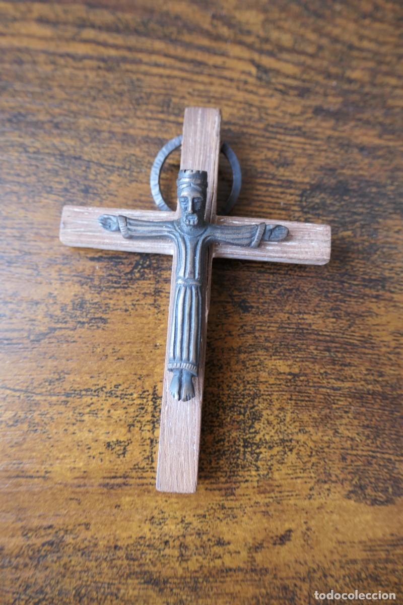 Antig&uuml;edades: un crucifijo de estilo Rom&aacute;nico que combina un cuerpo tallado en madera con una figura met&aacute;lica