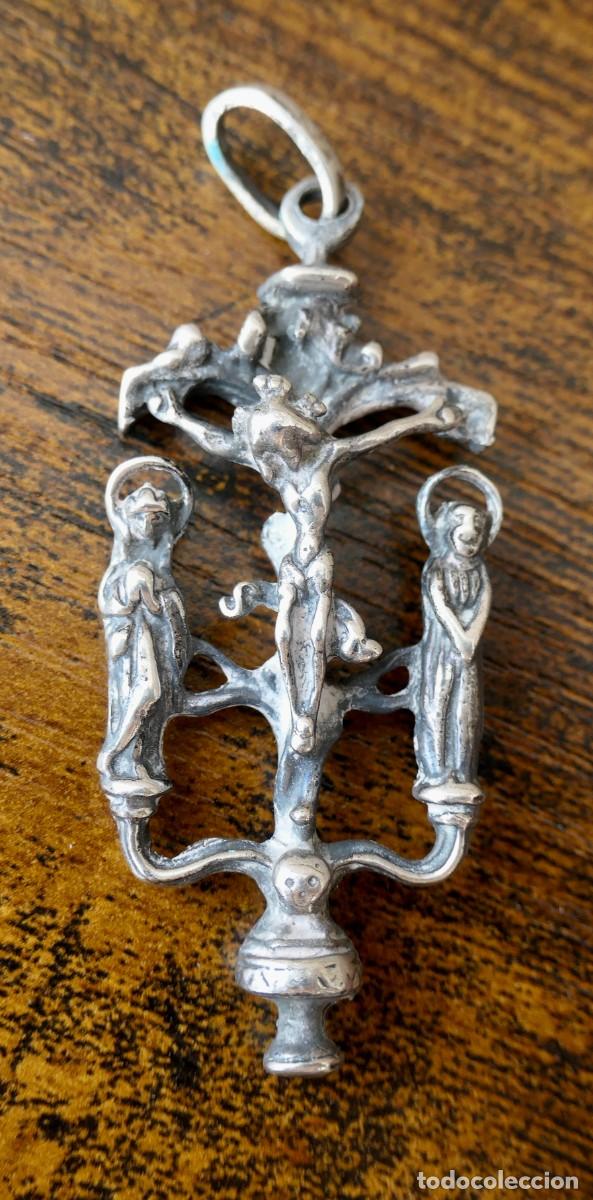 Antig&uuml;edades: medalla o colgante de plata calada del Calvario con Cristo agonizante de plata- 5,5 cm