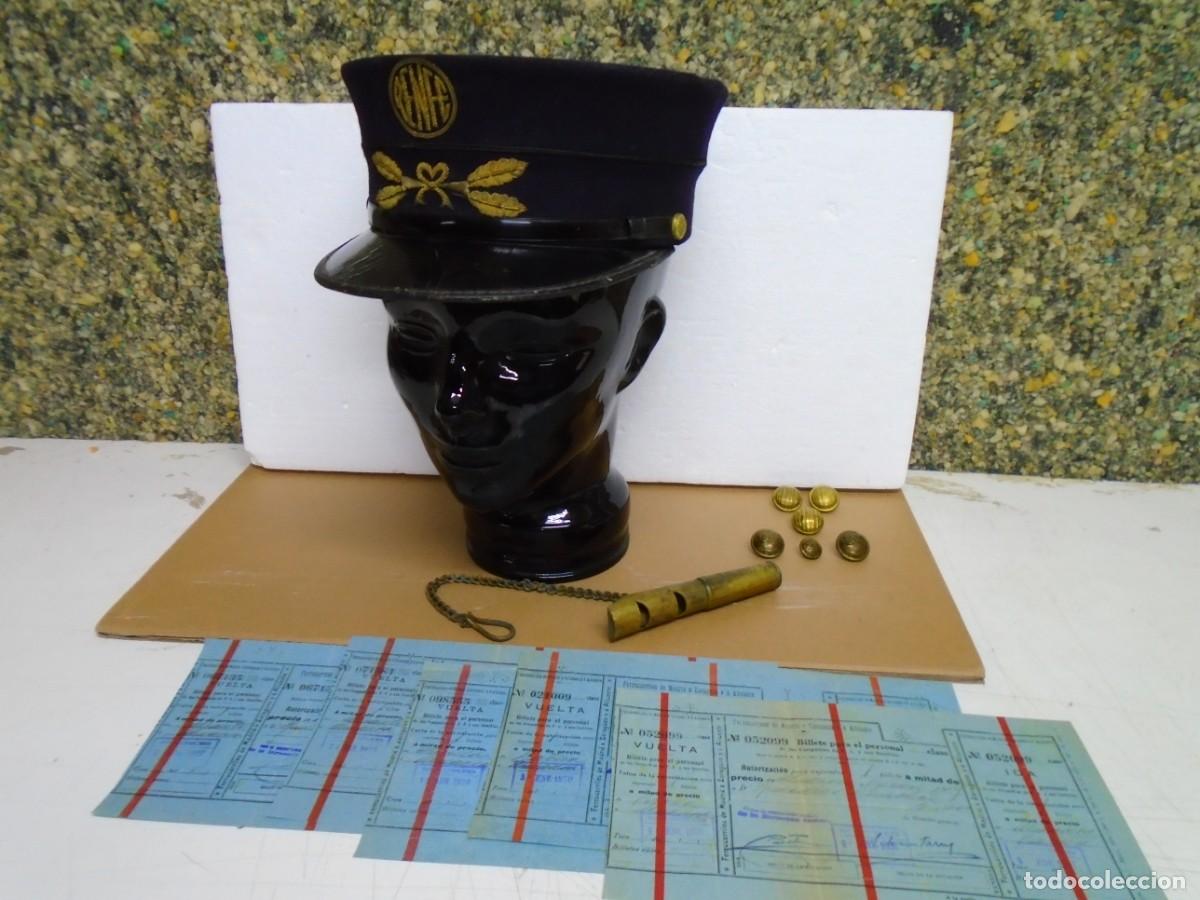 Antig&uuml;edades: MAGNIFICO LOTE ANTIGUO DEL FERROCARRIL:GORRA JEFE DE ESTACION,SILBATO BRONCE,BILLETES,BOTONES.LEER.