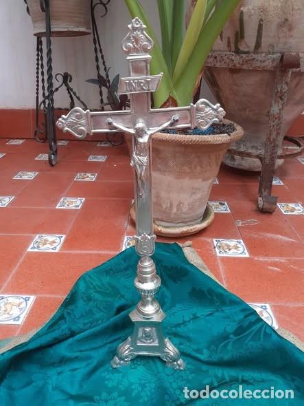 Antig&uuml;edades: cruz de altar de Meneses