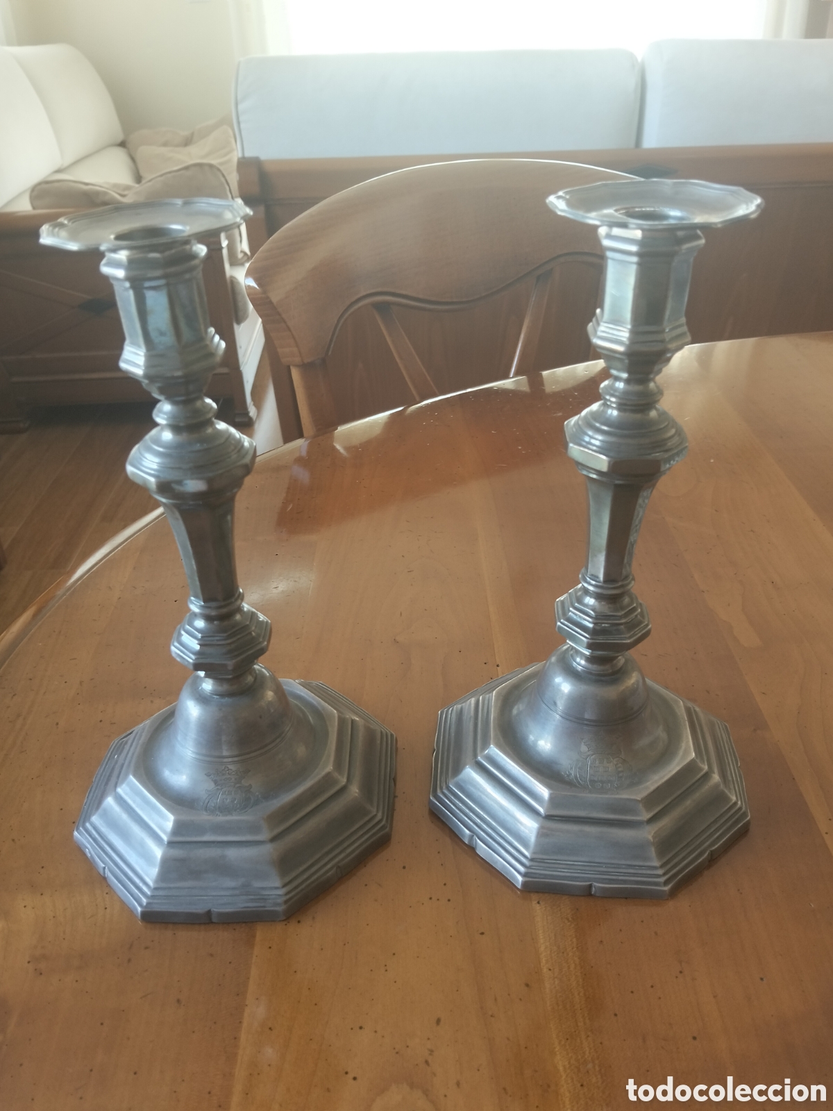 Antig&uuml;edades: PAREJA CANDELABROS PLATA MACIZA S.XVIII-XIX OPORTO. ESCUDO HER&Aacute;LDICO NOBILIARIO. 900g