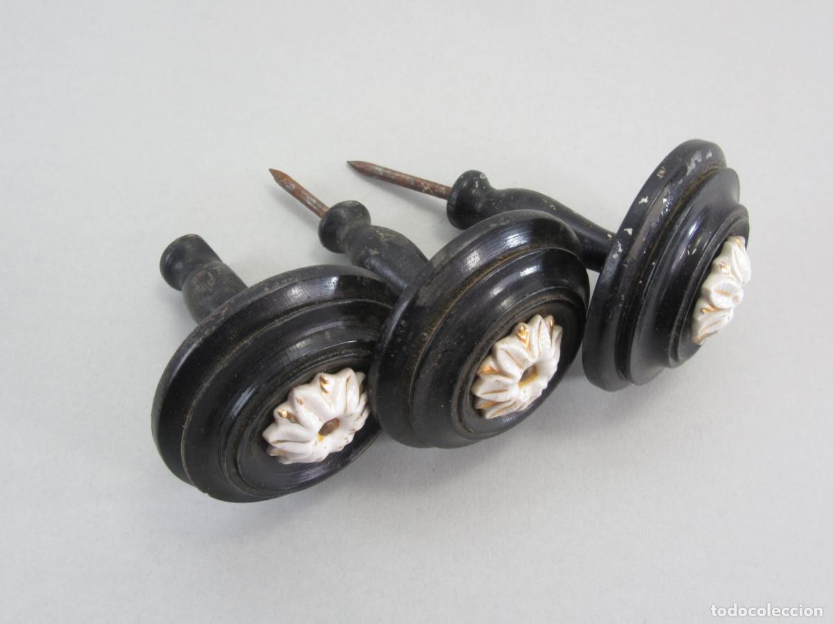 Antig&uuml;edades: Tres adorno en madera ebonizada y porcelana. Para adorno de cortinas o muebles. Siglo XIX.
