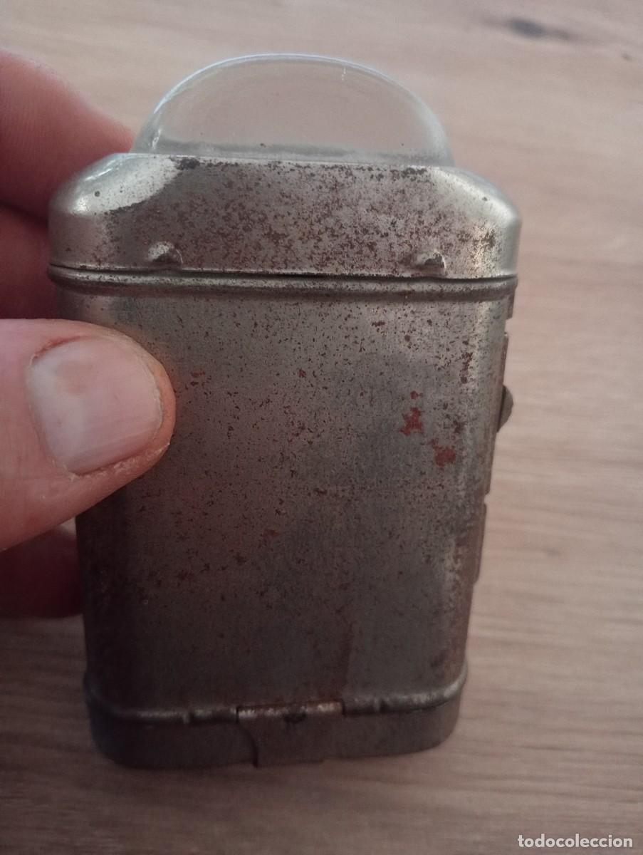 Antig&uuml;edades: ANTIGUA LINTERNA DE PILA PETACA CON CRISTAL AUMENTO, MATERIAL CHAPA SIN MARCA