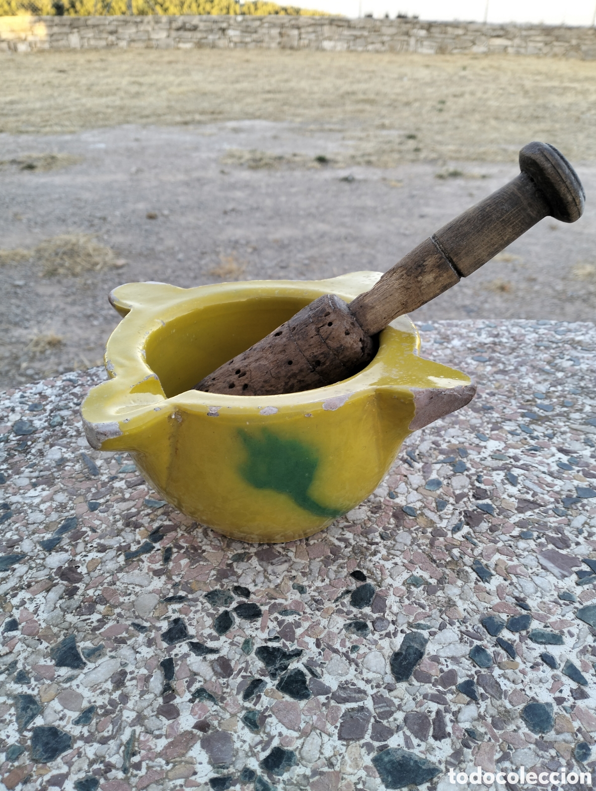 Antiques: Antiguo mortero de ceramica catalan del siglo XX color amarillo con mano de mortero de madera