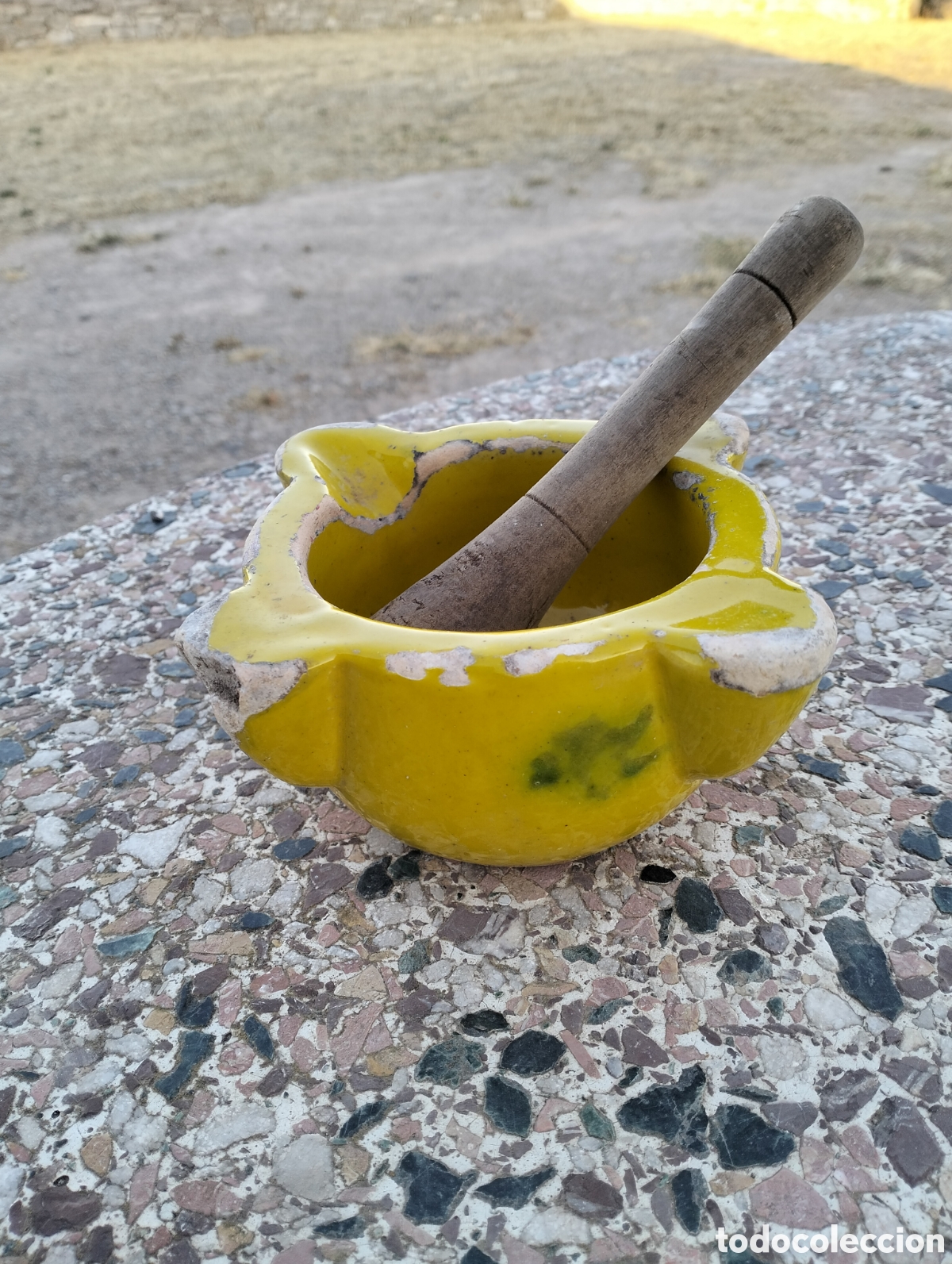 Antig&uuml;edades: Antiguo mortero de ceramica catalan del siglo XX color verde y amarillo mano de mortero de madera