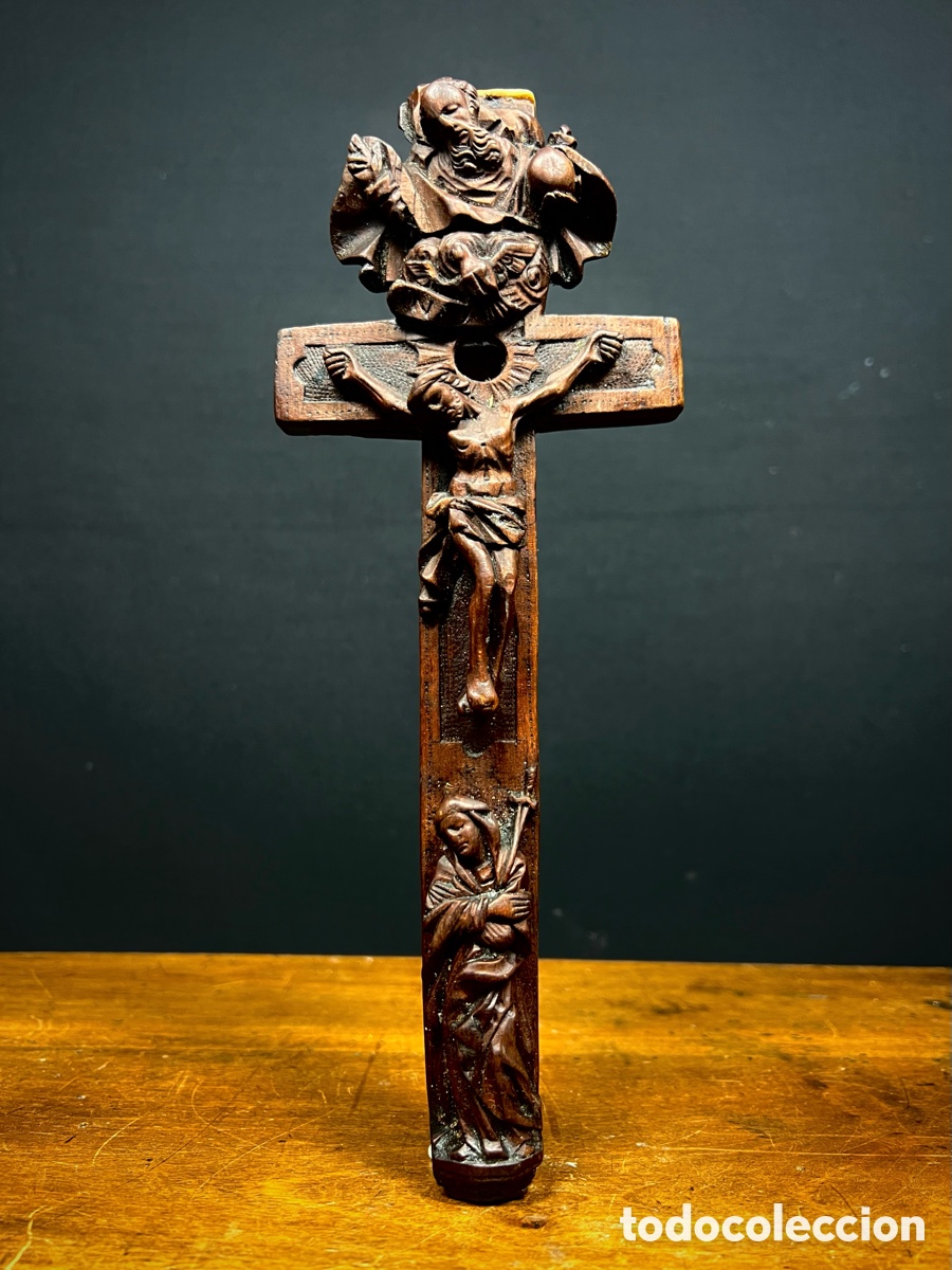 Antig&uuml;edades: Cruz relicario en madera tallada. S.XVIII