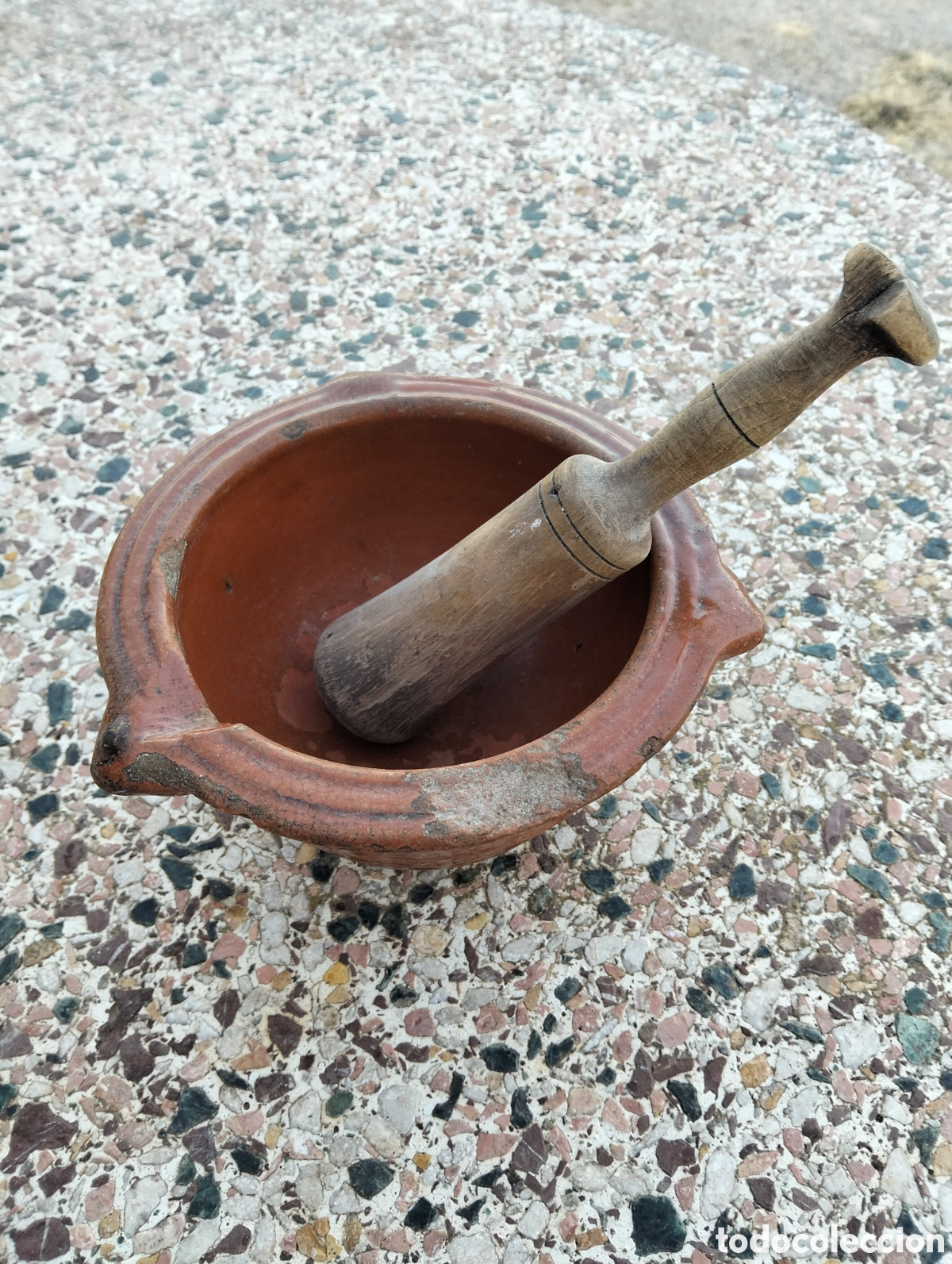 Antiguidades: Antiguo mortero de ceramica catalan del siglo XIX color marr&oacute;n con mano de mortero