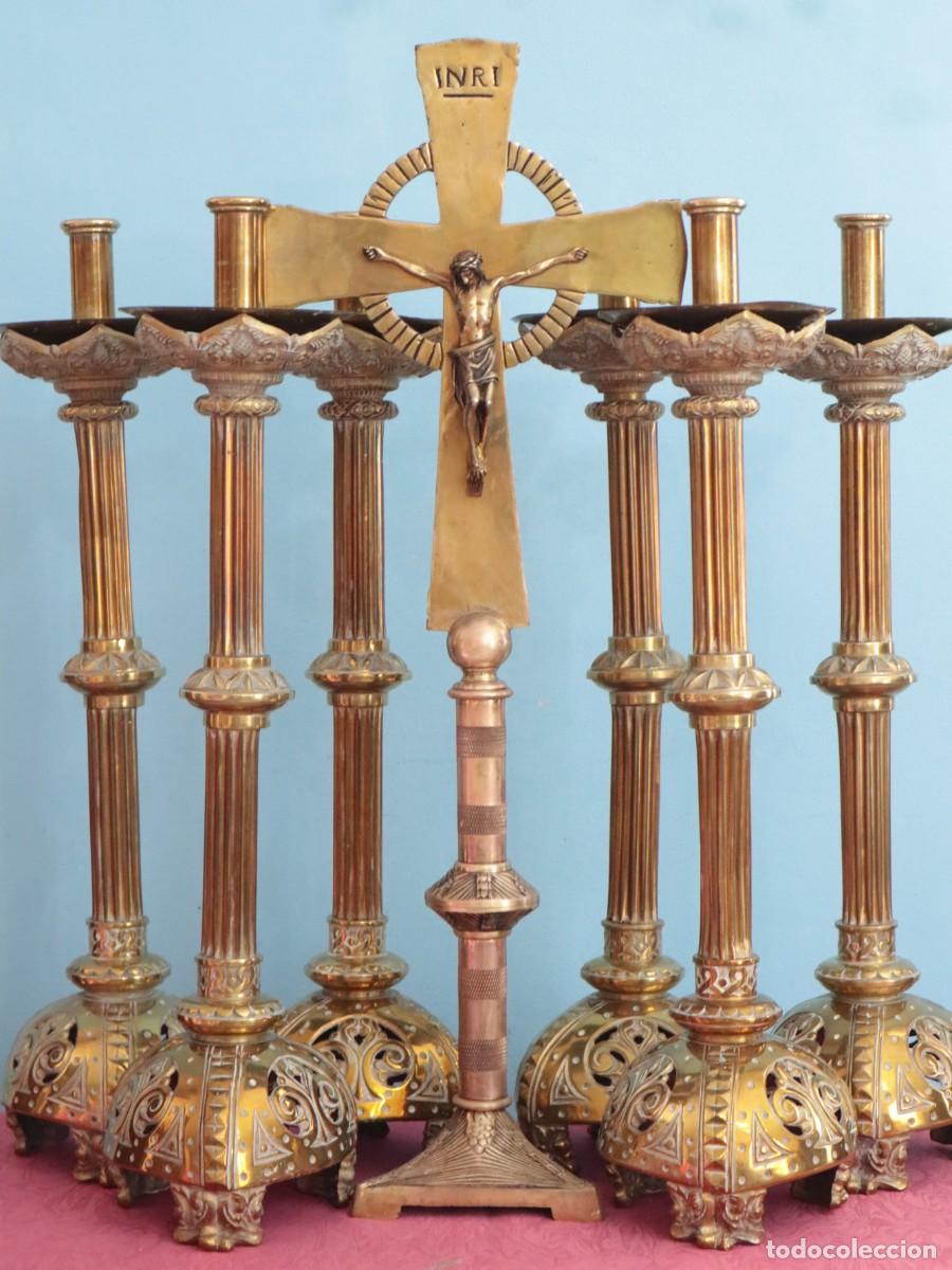 Antig&uuml;edades: Gran conjunto de cruz y seis candeleros de altar en bronce dorado. 65-75 cm de altura. Hacia 1900.