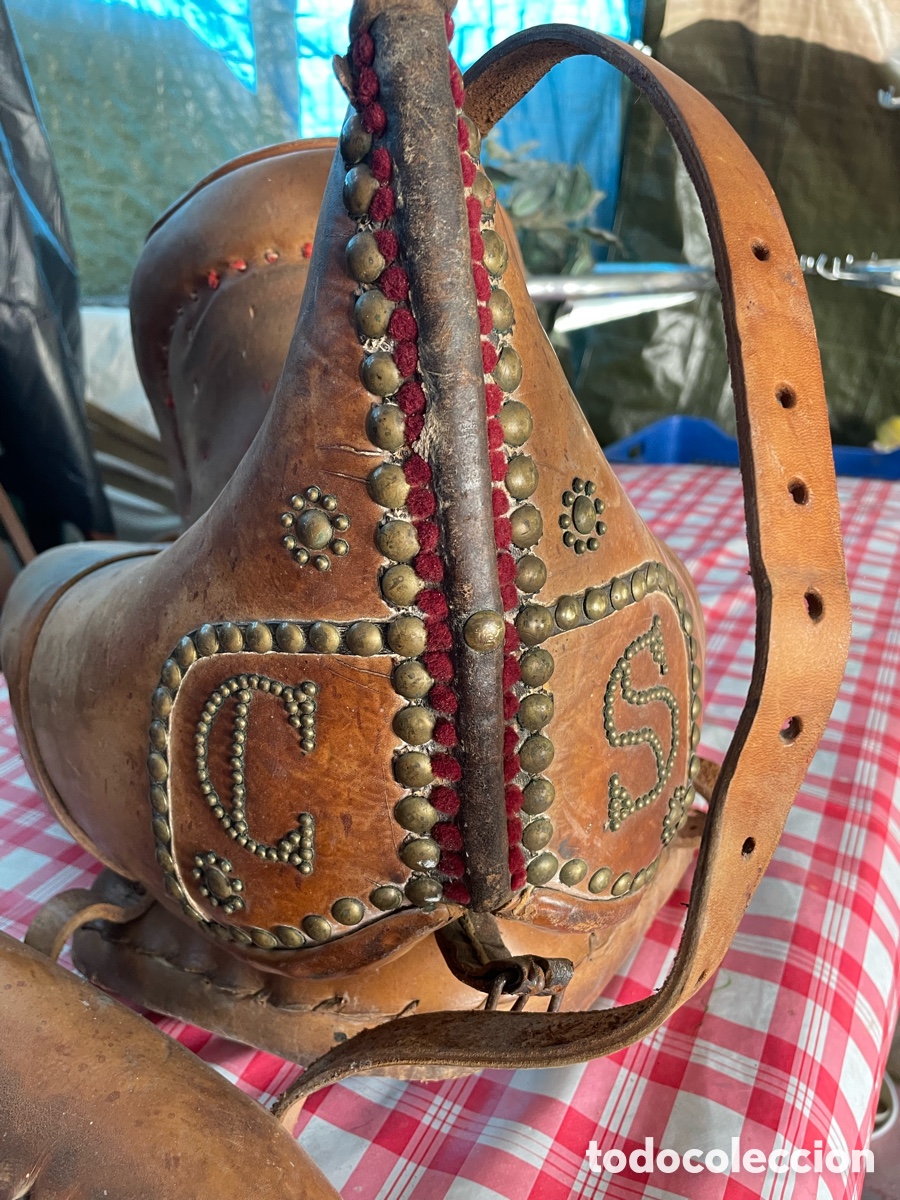 Antiguidades: Antiguo collaron o collera de tiro en cuero para mulas o caballos.