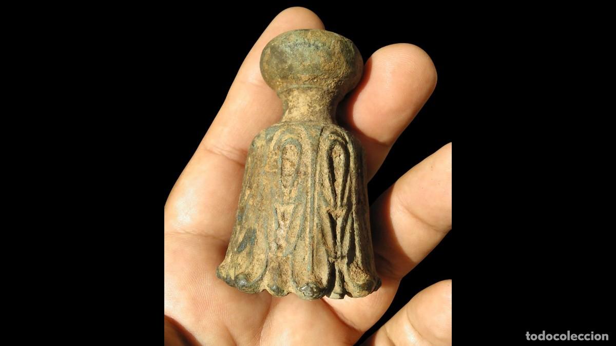 Antiquit&auml;ten: Campana votiva antigua de bronce con figura religiosa en relieve
