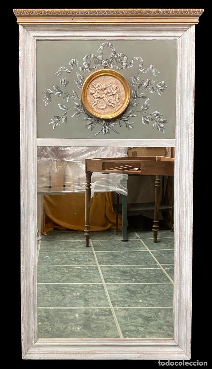 Antiquit&eacute;s: Importante trumeau, espejo gustaviano, pintado y con una terracota de &aacute;ngeles. 148x77