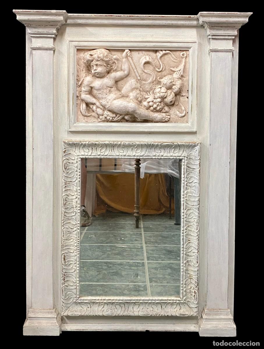 Antiquit&eacute;s: Importante trumeau, espejo gustaviano, pintado y con una terracota de &aacute;ngeles. 120x86x9