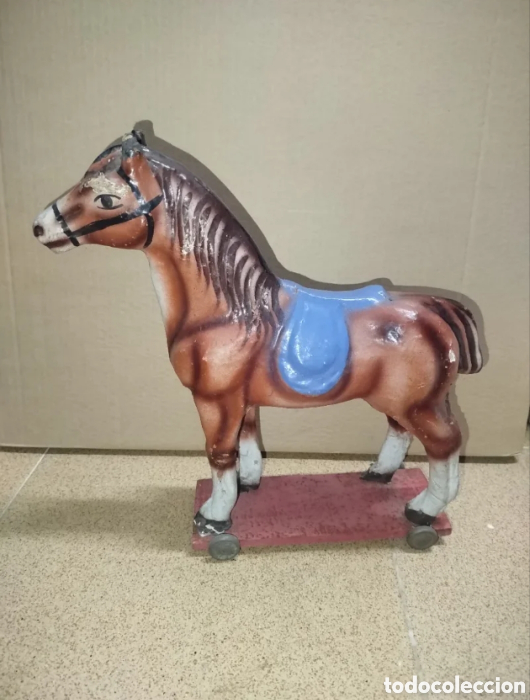 Antig&uuml;edades: Caballo de cart&oacute;n piedra con ruedas
