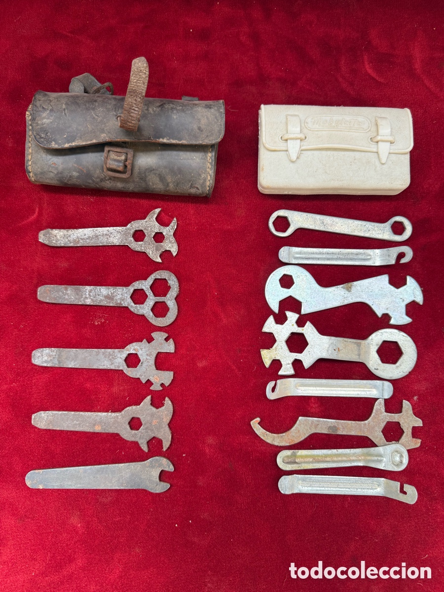 Antig&uuml;edades: Lote de 2 cajas con herramientas de bici y mobilette!