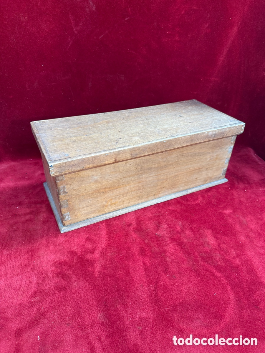 Antig&uuml;edades: Antigua caja de madera,esquinas de cola de Milano!
