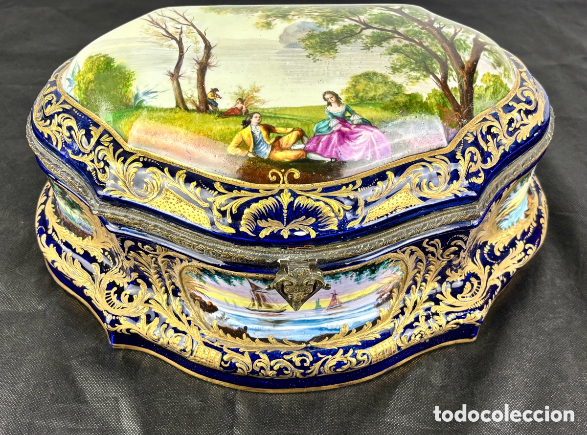 Antig&uuml;edades: GRAN JOYERO FRANC&Eacute;S EN PORCELANA ESMALTADA Y BRONCE - SIGLO XIX - 18 X 36 X 25 CM