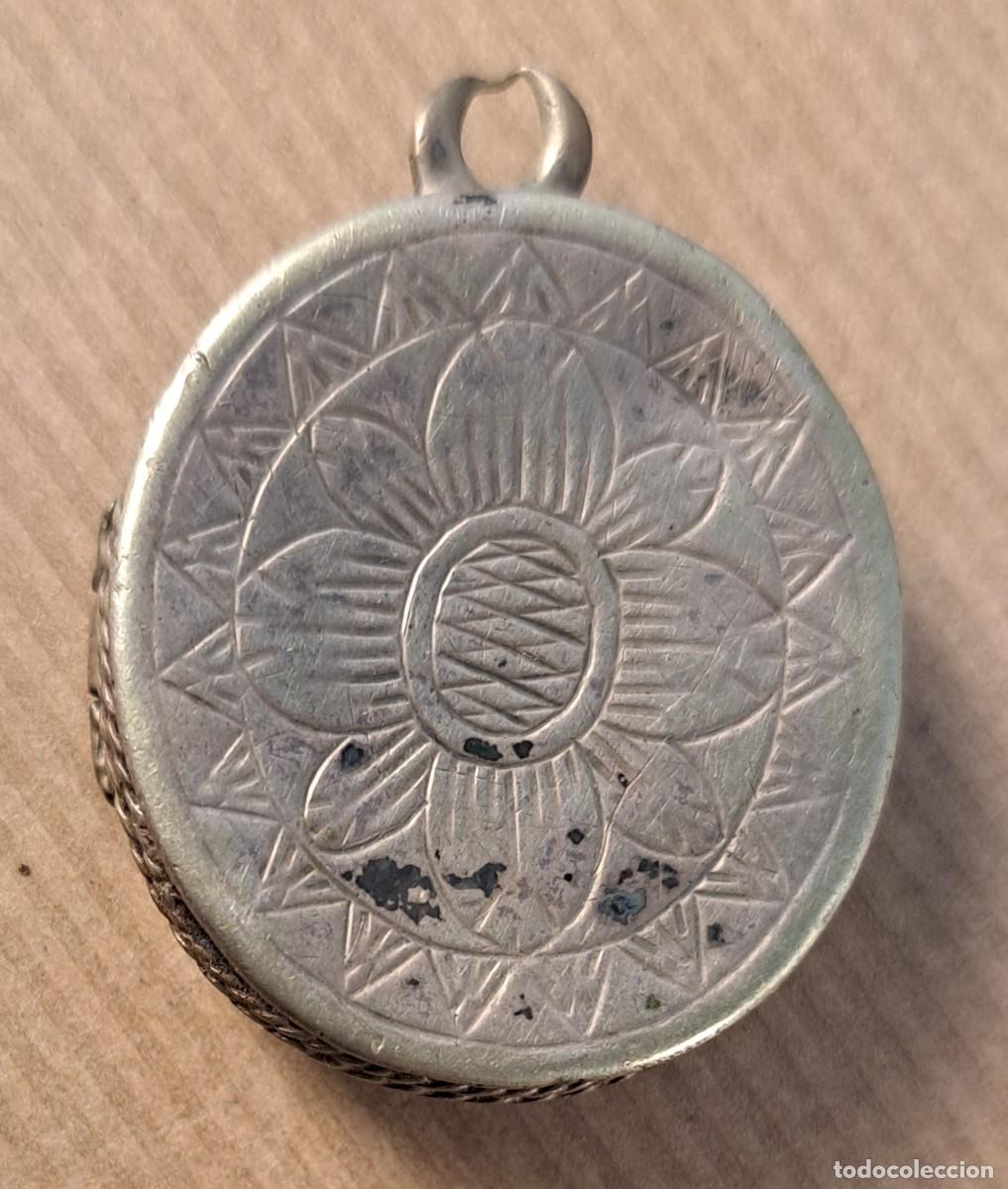 Antig&uuml;edades: Relicario antiguo en plata grabada, siglo XIX