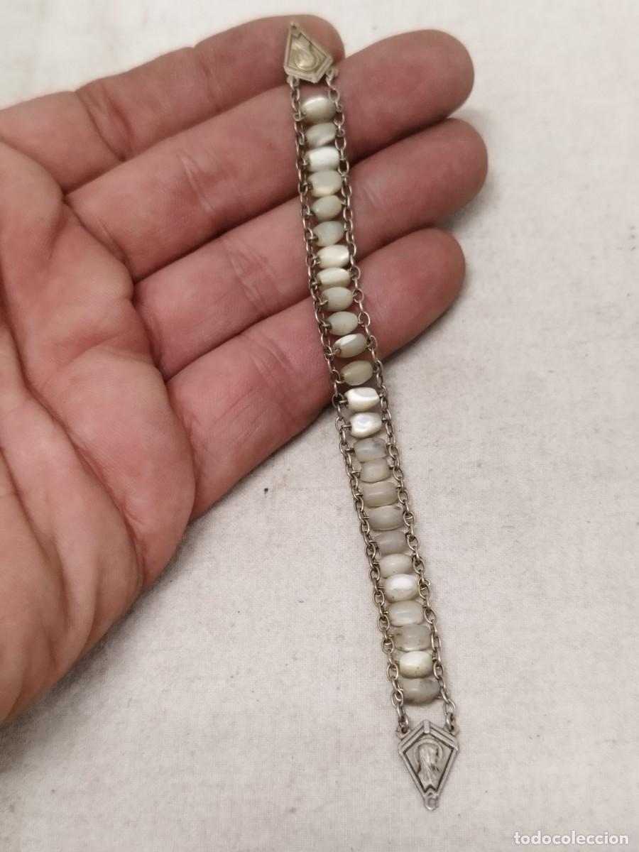 Antig&uuml;edades: Antigua pulsera religiosa con dos medallas de una virgen a identificar. A restaurar.
