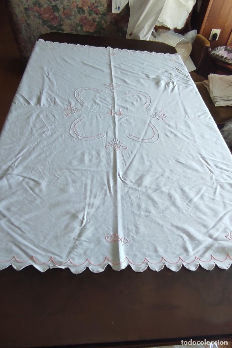 Antig&uuml;edades: ANTIGUO MANTEL DE HILO/ ALGODON BLANCO BORDADO A MANO - FESTON ROSA - 150 x 130 cm.