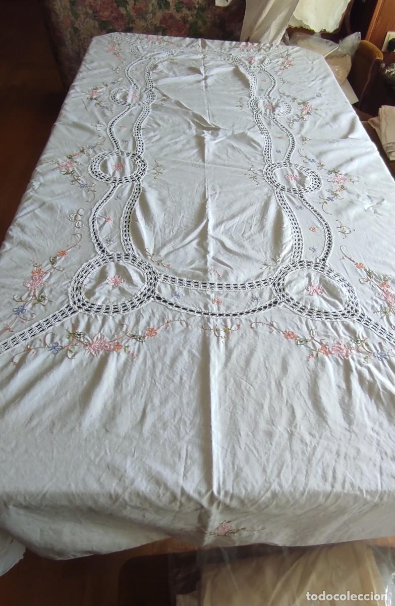 Antig&uuml;edades: ESPECTACULAR MANTEL DE HILO BLANCO - GRAN TRABAJO DE ENCAJE CALADO Y BORDADO FLORAL MULTICOLOR.