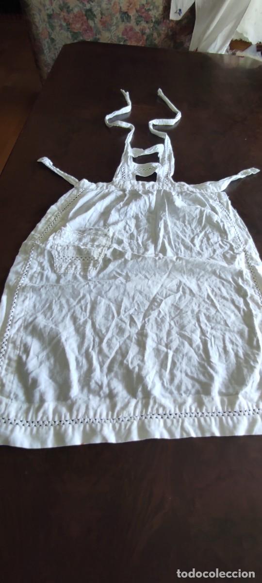 Antig&uuml;edades: ANTIGUO DELANTAL BLANCO CON PETO CON ENTREDOS CALADO Y BOLSILLO DECORADO.
